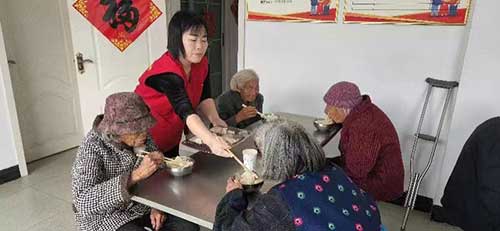 “愛(ài)在金秋，情暖重陽(yáng)”包餃子送溫暖活動(dòng)2.jpg